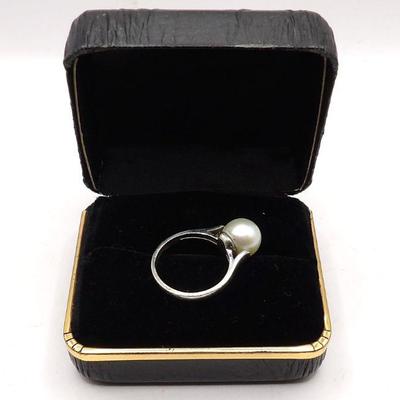 Platinum ring with pearl.