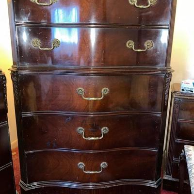 Stunning Mahogany Bedroom Set (Headboard / Footboard, Highboy, Lowboy with Mirror, Nightstands