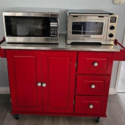 Many small kitchen appliances 