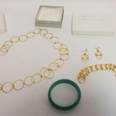 1060	COSTUME JEWELRY ASSORTMENT, GOLD FINISHED CIRCLE LINK NECKLACE, BRACELET & EARRINGS, TURQUOISE COLOR BANGLE & BEADED NECKLACES
