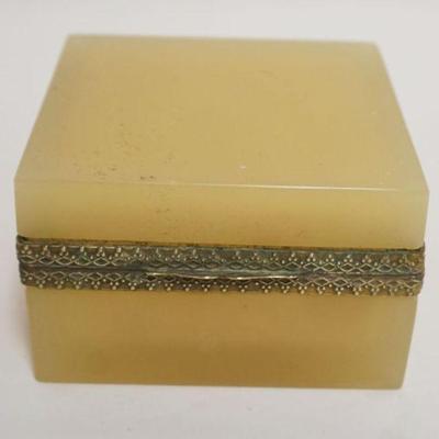 1008	ONYX HINGED LID DRESSER BOX, APPROXIMATELY 4 IN SQUARE X 2 1/4 IN HIGH
