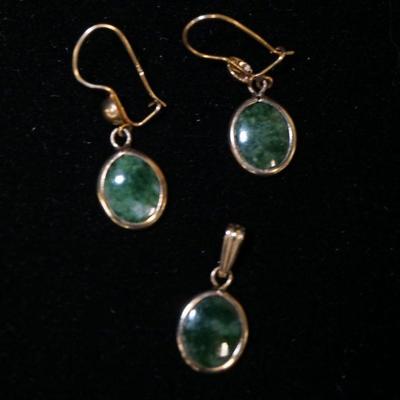 1072	14K YELLOW GOLD TRIM MATCHING EARRINGS & PENDANT W/JADE, 1.9 DWT INCLUDING STONES
