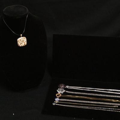 1071	LOT OF 6 STERLING SILVER NECKLACES PLUS ONE NECKLACE W/ A STERLING PENDANT. 
