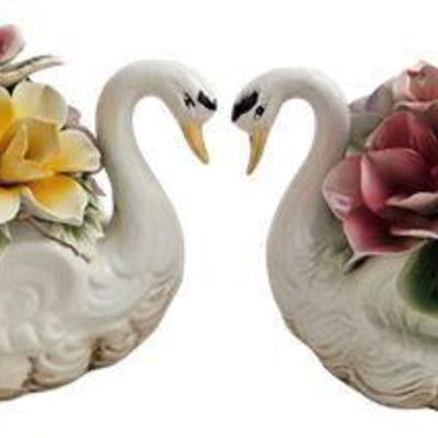 Lot 077   
Capodimonte White Swans Centerpiece Figurines