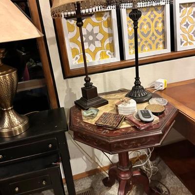 Side table with lamps
