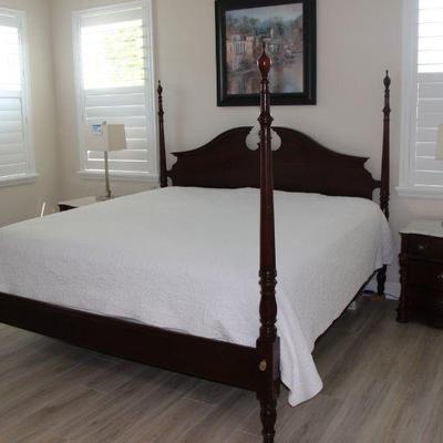KING POSTER BED FOR SALE  

MATTRESS & BOXSPRING FREE (AS IS)