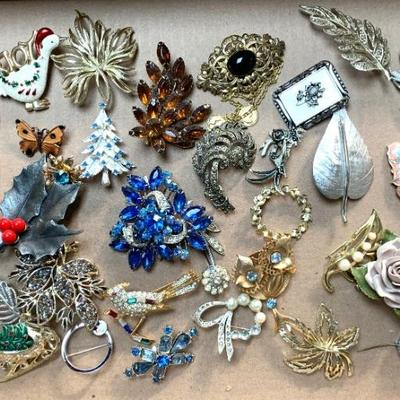 Sale Photo Thumbnail #14: Costume brooches