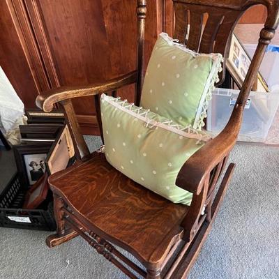 ROCKING CHAIR
DECOR PILLOWS