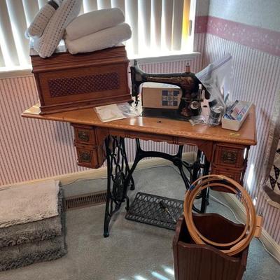 VINTAGE SEWING MACHINE