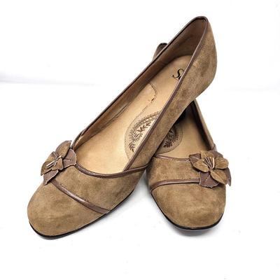 Sofft Brand Women's Tan Suede Pumps with Floral decoration and 2 1/2" Heel - Size 11W