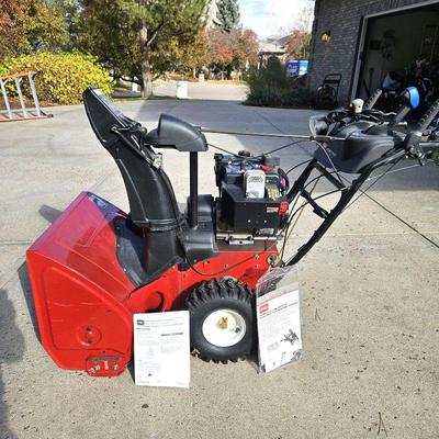 TORO Power Max 1028 LXE Snowthrower - Model # 38640 w/ 5 Gallon Gas Can