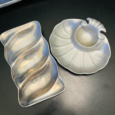 Clam Shell Chip and Dip Tray and Unique Divided Serving Dish