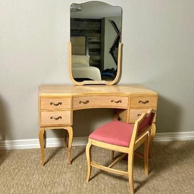 Beautiful Vanity, Chair & Mirror in Maple by the Rway