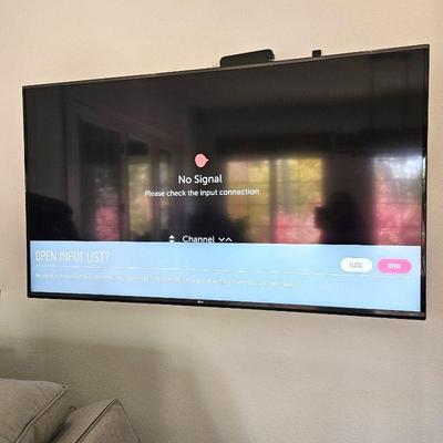 70" LG Ultra High Definition TV (2015) with Remote - Model 70UF7700