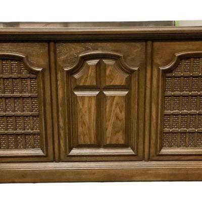 LYZE209 Magnavox Stereo Console	Comes with a turntable and a 8-track cassette player. Does have wheels but 2 wheels are off as shown in...