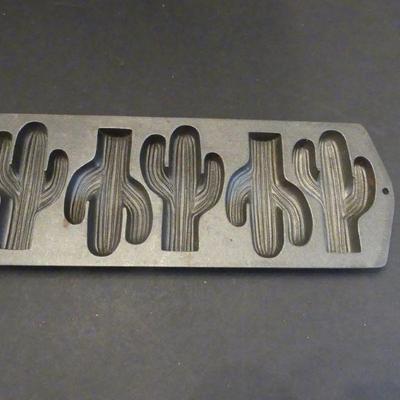 Vintage Lodge USA Cast Iron Cactus Corn Bread Pan #5CP2