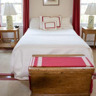 Blanket chest with shelf