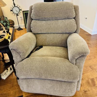 LA Z BOY LIFT CHAIR