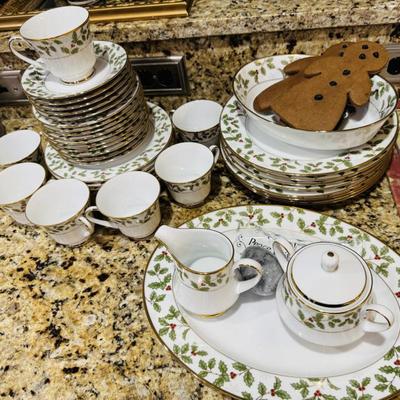 NORITAKE HOLLY AND BERRY CHINA