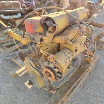 #4020 • Ford 6 - 800 Tractor Engine
