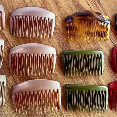 Large Collection Of Assorted Vintage Hair Combs 