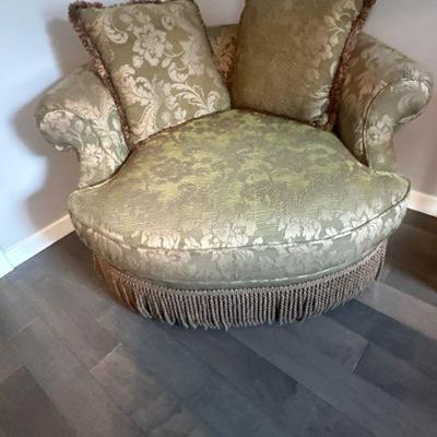 Oversize round chair