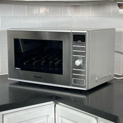 Panasonic Microwave Oven | The Genius Sensor 1200W Panasonic microwave oven model no. NN-SD6815 - h. 12 x w. 14 x l. 20 in

