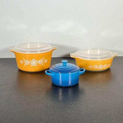 LE CREUSET & VINTAGE PYREX | Including: miniature Le Creuset Dutch oven, and 2 vintage round PYREX dishes with glass lids - h. 3.5 x dia....