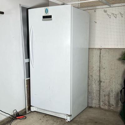 FRIGIDAIRE GALLERY FREEZER | Large standing Fridigaire Gallery freezer - h. 71 x w. 28.5 x l. 32 in

