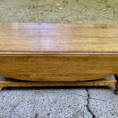 Lot 033-GAR: Vintage Dropleaf Coffee Table 

Features: 
•	Solid wood oval-shaped coffee table with 2 dropleaves
•	Classic turned-legs
•...