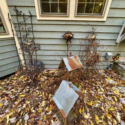 Lot 090-PAT: Metal Yard Art Assortment #1

Features: 
•	2 Metal trellises
•	2 Large bird houses
•	1 Large flower sculpture pick
•	1...