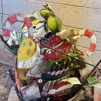Lot 008-BH: Holiday Yard Stakes

Features: 
•	A full container of various Holiday-themed yard stakes
•	See pictures for more detail...