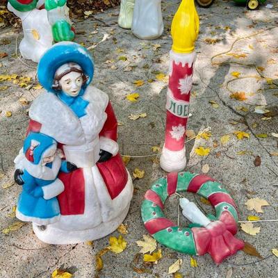 Lot 004-BH: Assorted Vintage Christmas Blow Molds #3

Features: 
•	Vintage Carolers Blow Mold
•	Vintage Christmas Wreath Blow Mold
•...