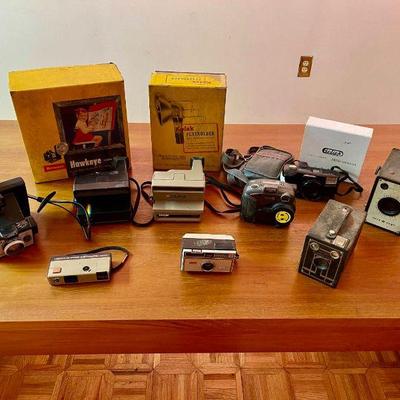 Lot 042-GAR: Cameras & Gear Through the Years

Includes: An assortment of (mostly) vintage mid-20th-century film cameras and...
