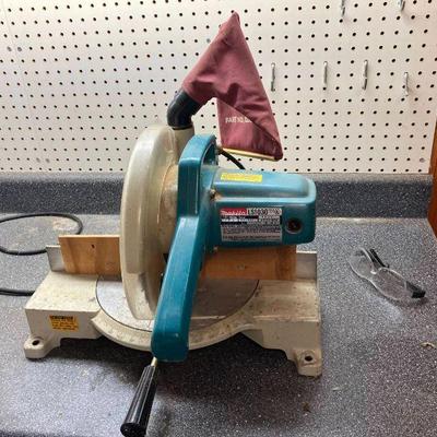 Lot 013-GAR: Makita LS1040 10” Compound Miter Saw

Features: 
•	Powerful 15 AMP direct drive motor for improved performance; 4,600 RPM 
•...