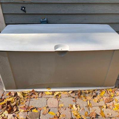Lot 092-PAT: Rubbermaid Patio Storage Box #4

Features: 
•	Rubbermaid resin/plastic outdoor storage box
•	Lockable lid
•	Attractive...
