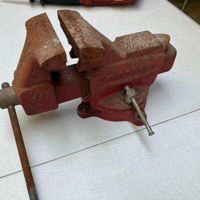 Lot 062-GAR: Vintage Craftsman Workbench Vise with Anvil

Includes: 
•	Vintage Red Craftsman Vise
•	Small table-top anvil

Dimensions: 
•...