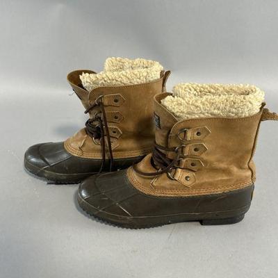 Lot 121 | Vintage Northwest Territory Boots: Sized 9
