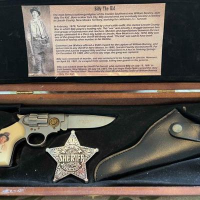 CIP077 - Billy the Kid Knifegun Decorative Set, some imperfections on wooden case 