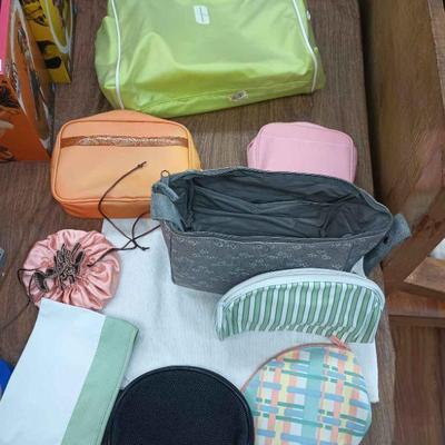 CIP027 - Lot of cosmetics bags, 2 Shiseido, estee lauder, 4 clinique