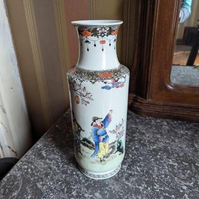 Beautiful Chinese Porcelain Vase - Hand-Painted with Figures and Floral Details.