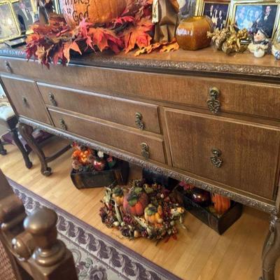 Sideboard hutch
