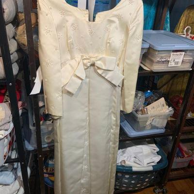 Stunning vintage wedding dress !!