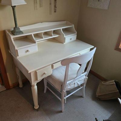 White wod desk & chair