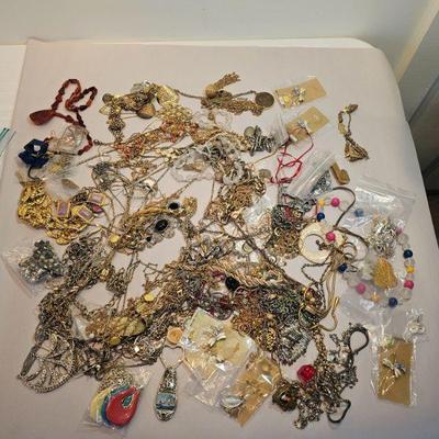 https://www.auctionninja.com/stress-free-estate-services-llc/sales/details/astounding-estate-auction-vintage-xmas-collectibles-jewelry-an...