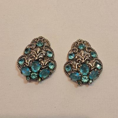 https://www.auctionninja.com/stress-free-estate-services-llc/sales/details/astounding-estate-auction-vintage-xmas-collectibles-jewelry-an...