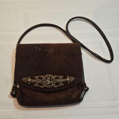 https://www.auctionninja.com/stress-free-estate-services-llc/sales/details/astounding-estate-auction-vintage-xmas-collectibles-jewelry-an...