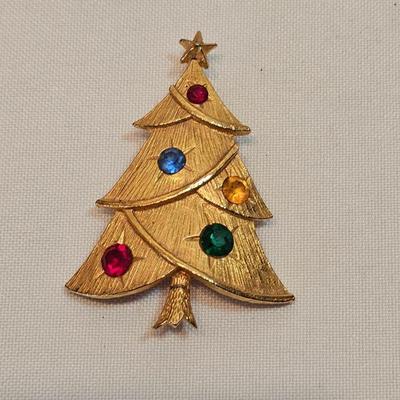 https://www.auctionninja.com/stress-free-estate-services-llc/sales/details/astounding-estate-auction-vintage-xmas-collectibles-jewelry-an...
