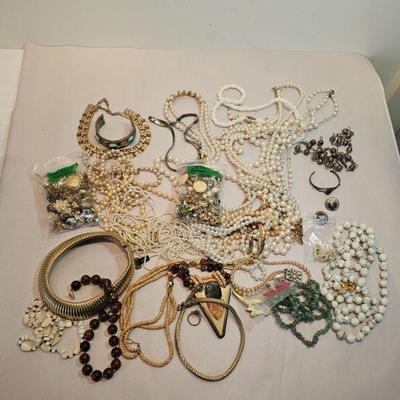 https://www.auctionninja.com/stress-free-estate-services-llc/sales/details/astounding-estate-auction-vintage-xmas-collectibles-jewelry-an...