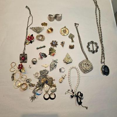 https://www.auctionninja.com/stress-free-estate-services-llc/sales/details/astounding-estate-auction-vintage-xmas-collectibles-jewelry-an...